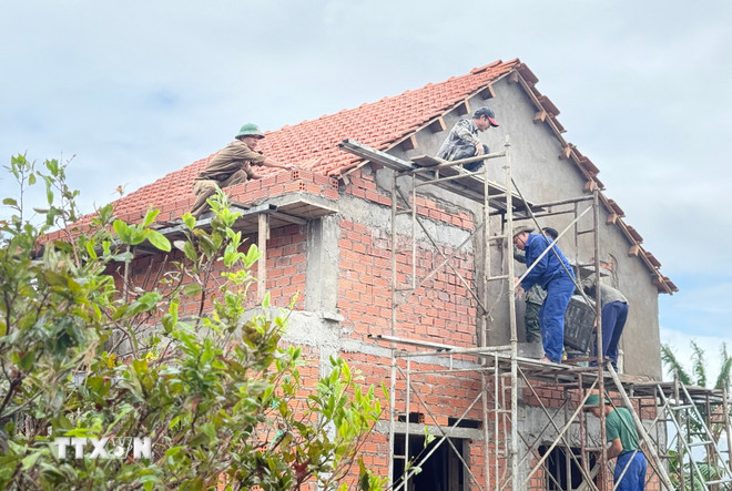 Nhiều căn nhà tại vùng “rốn lũ” xã Hòa Thịnh (tỉnh Đắk Lắk) dần hình thành sau những nỗ lực xây, sửa của lực lượng quân đội. (Ảnh: Tường Quân/TTXVN) ttxvn-chien-dich-quang-trung-bo-doi-5.jpg