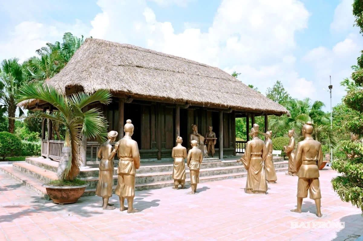 nguyen-binh-khiem(1).jpg