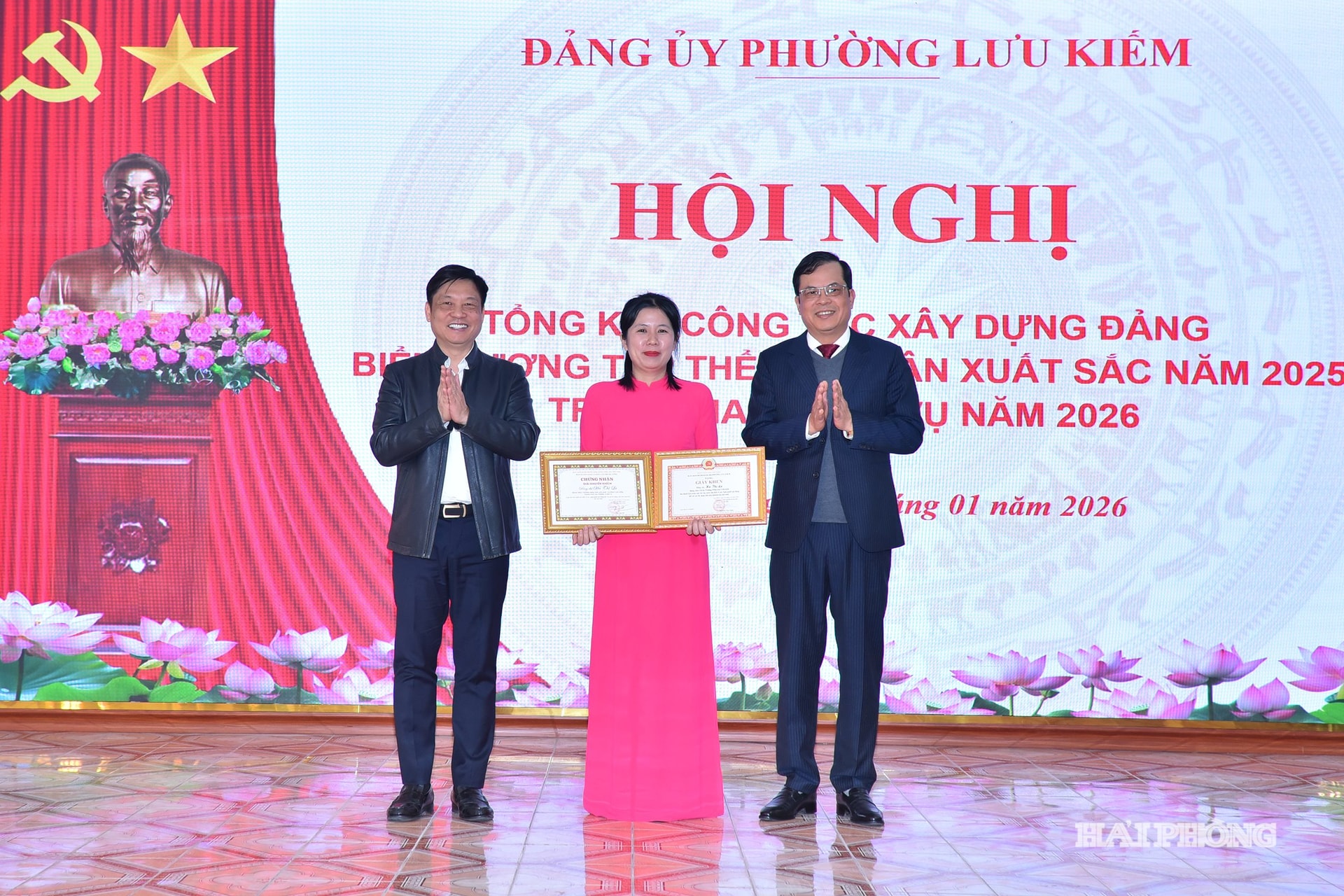 Lãnh đạo Ban Tuyên giáo và Dân vận Thành uỷ, phường Lưu Kiếm trao giấy khen tặng cá nhân có thành tích cao trong cuộc thi do Ban Tuyên giáo và Dân vận Trung ương tổ chức.