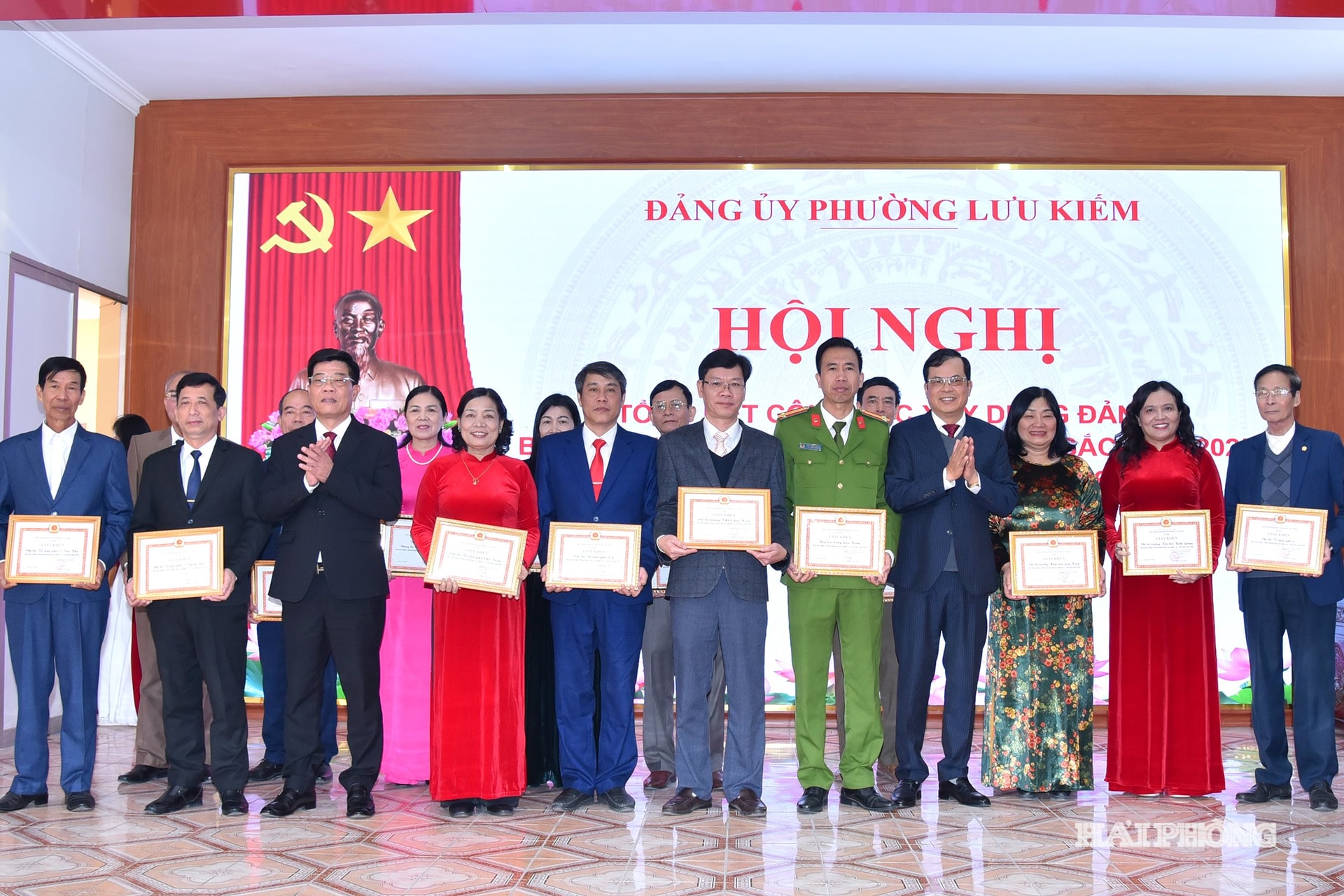 Lãnh đạo phường Lưu Kiếm trao giấy khen tặng các tập thể và cá nhân có thành tích xuất sắc.