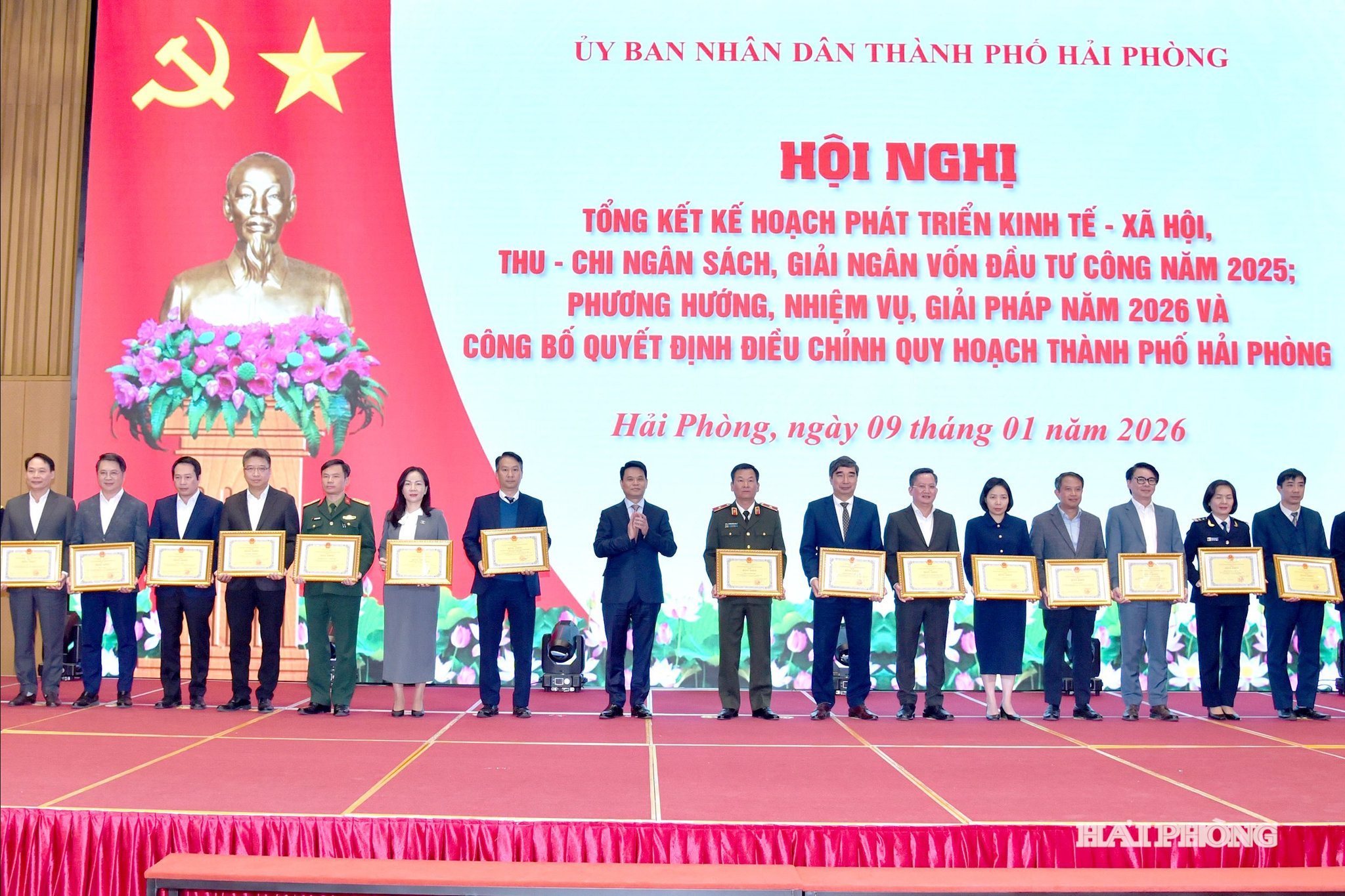 Đồng chí Lê Ngọc Châu, Phó bí thư Thành uỷ, Chủ tịch UBND thành phố trao bằng khen tặng các tập thể có thành tích xuất sắc.