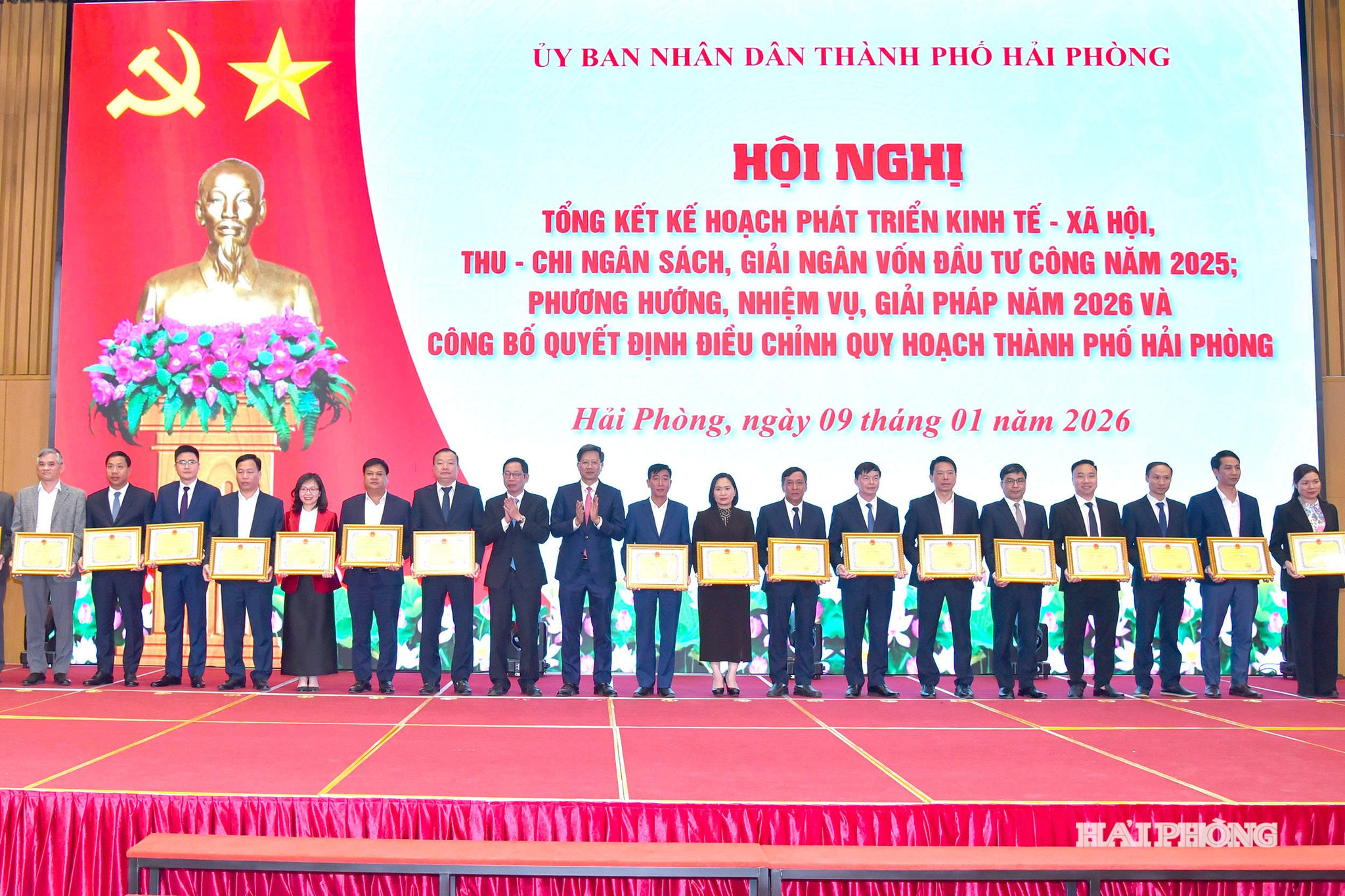 Các đồng chí: Lê Anh Quân, Phó chủ tịch Thường trực UBND thành phố; Vũ Tiến Phụng, Phó chủ tịch UBND thành phố trao bằng khen tặng các tập thể có thành tích xuất sắc.