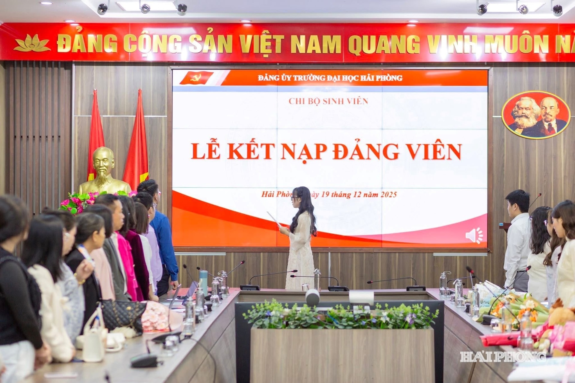 Đảng viên trẻ tuyên thệ kết nạp Đảng
