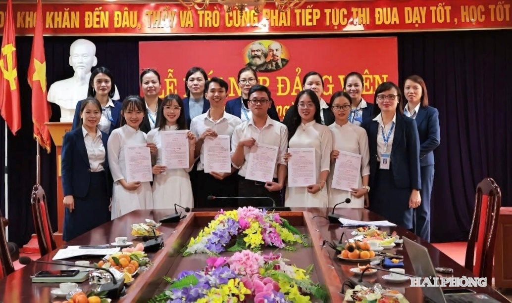 Đảng bộ Trường Đại học Sao Đỏ kết nạp Đảng cho quần chúng ưu tú