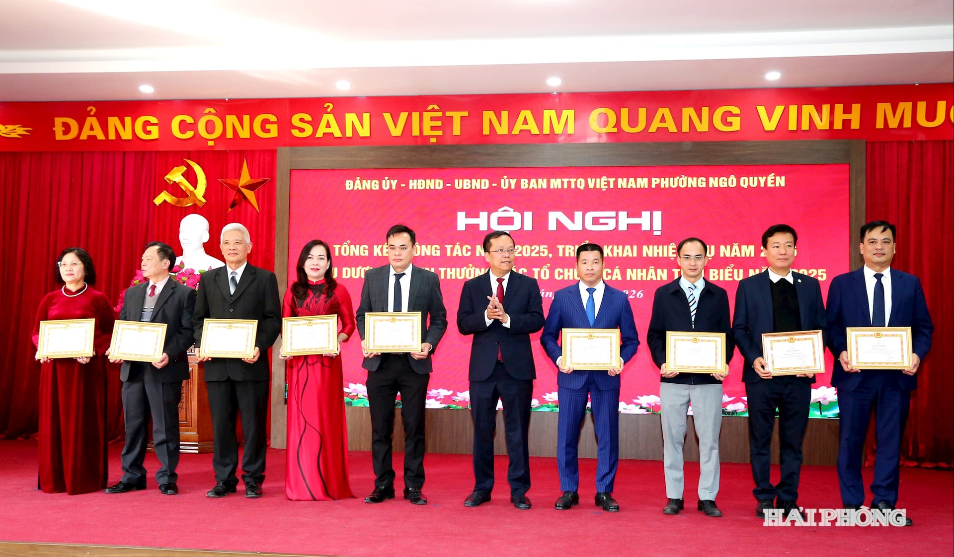 Lãnh đạo phường Ngô Quyền khen thưởng các tập thể và cá nhân có thành tích xuất sắc trong công tác