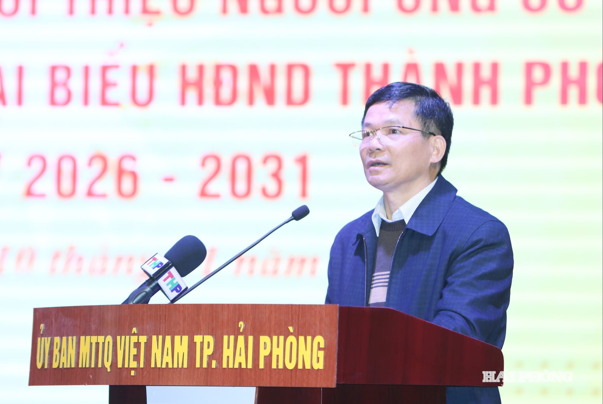 Đại diện lãnh đạo Sở Nội vụ hướng dẫn thủ tục, nội dung hồ sơ đại biểu được giới thiệu ứng cử