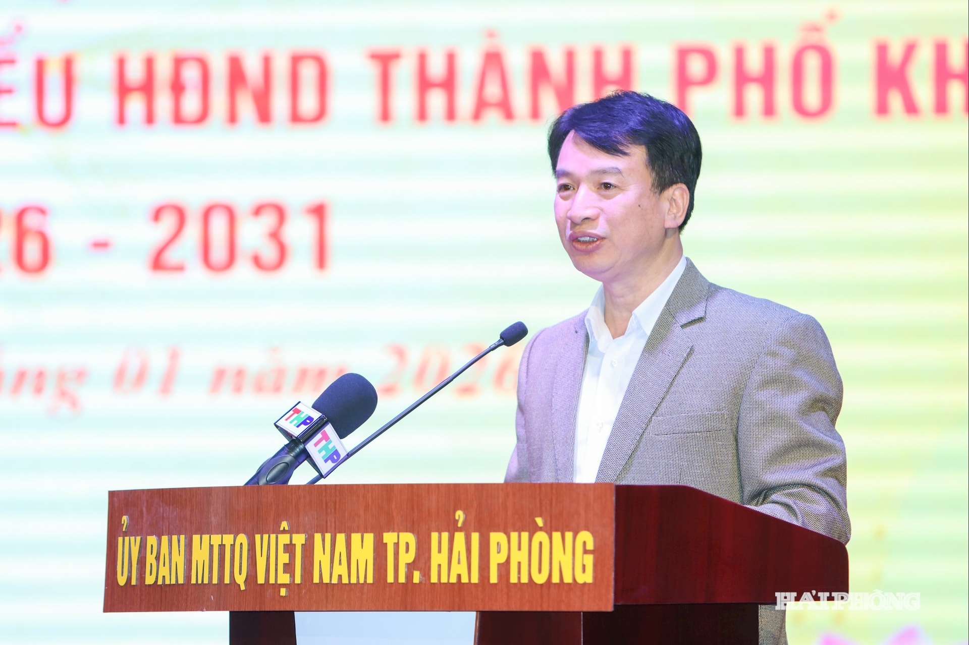 Đồng chí Nguyễn Dức Tuấn, Ủy viên Ban Thường vụ Thành ủy, phó chủ tịch Thường trực Uỷ ban MTTQ Việt Nam thành phố trình bày hướng dẫn việc giới thiệu người ứng cử đại biểu Quốc hội khoá XVI và đại biểu HĐND thành phố khoá XVII, nhiệm kỳ 2026 - 203 1