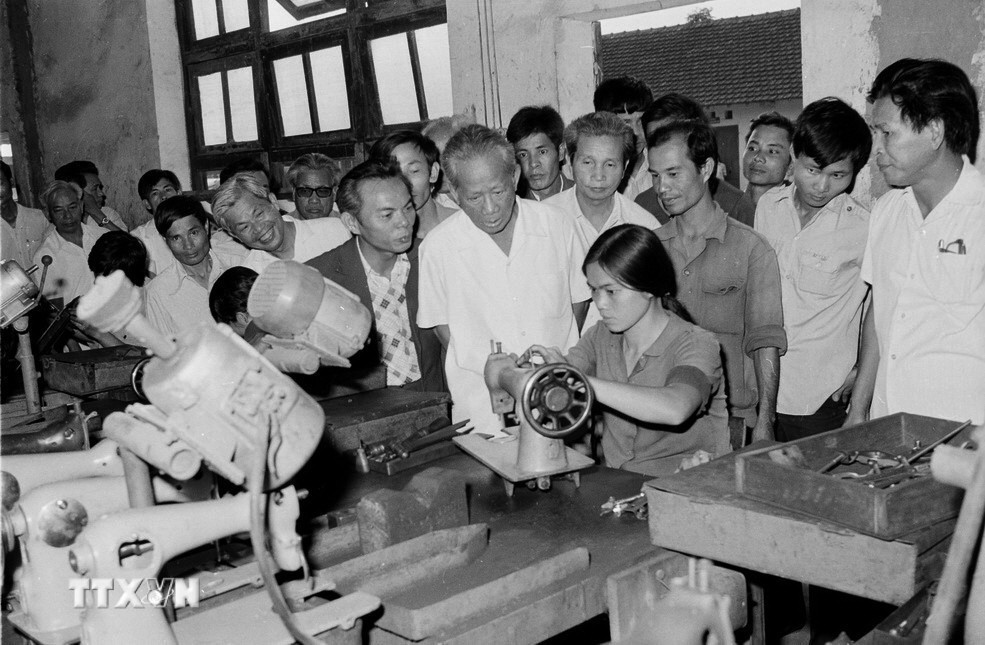 Tổng Bí thư Lê Duẩn thăm phân xưởng sản xuất của Xí nghiệp Sản xuất Máy khâu Thăng Long (1982). (Ảnh: Thế Trung/TTXVN) ttxvn-dai-hoi-lan-thu-v-cua-dang-2.jpg