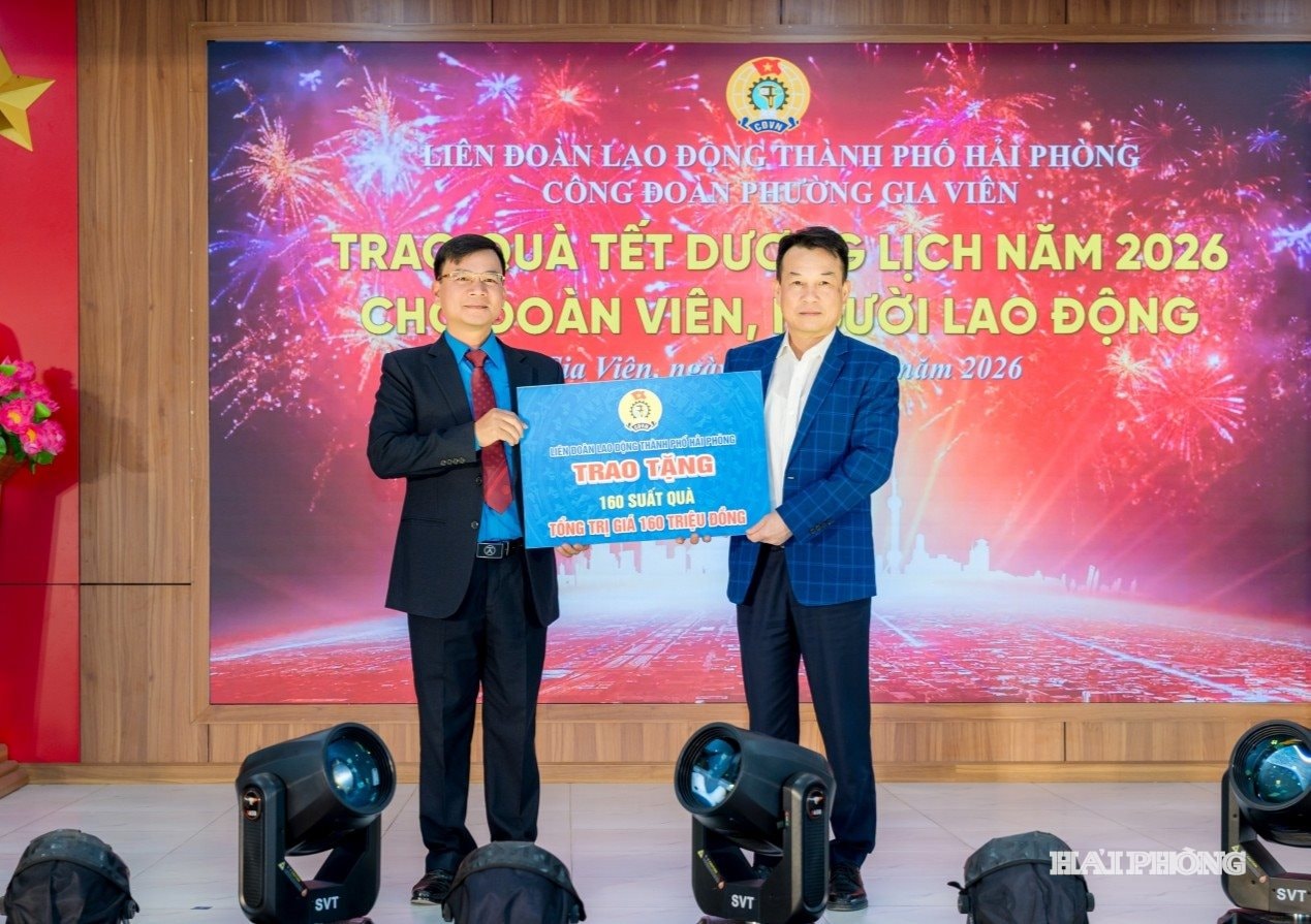 Lãnh đạo Liên đoàn Lao động thành phố trao quà Tết tặng đoàn viên, người lao động có hoàn cảnh khó khăn o phường Gia Viên.