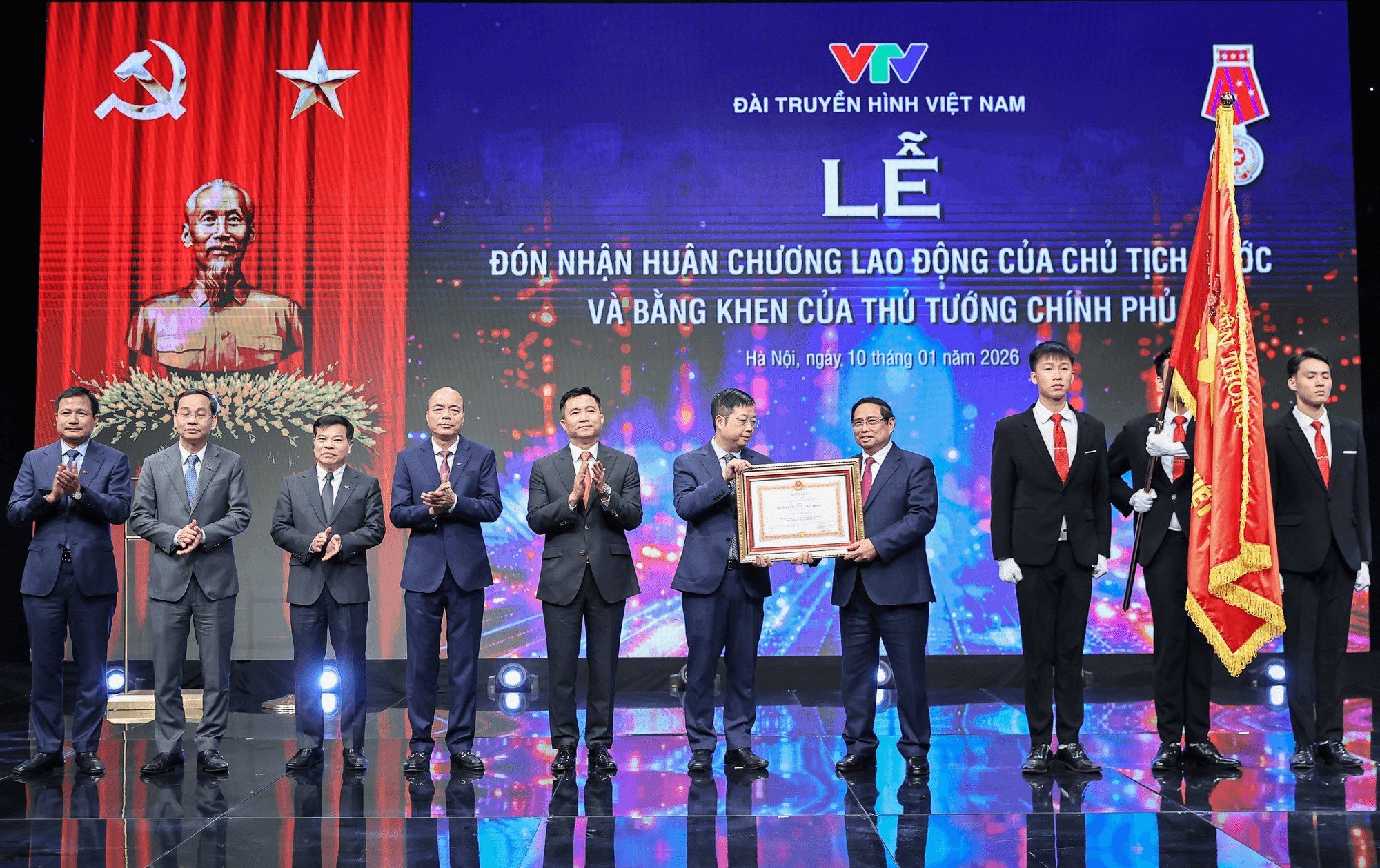 thu-tuong-trao-huan-chuong.png