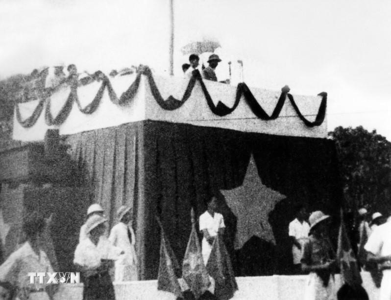 Sáng 2-9-1945, tại Quảng trường Ba Đình lịch sử, Chủ tịch Hồ Chí Minh đọc Tuyên ngôn Độc lập, khai sinh nước Việt Nam Dân chủ Cộng hòa, khẳng định trước quốc dân đồng bào và toàn thế giới: “Nước Việt Nam có quyền hưởng tự do và độc lập, và sự thực đã thành một nước tự do và độc lập. Toàn thể dân Việt Nam quyết đem tất cả tinh thần và lực lượng, tính mệnh và của cải để giữ vững quyền tự do và độc lập ấy”. Ảnh: TTXVN