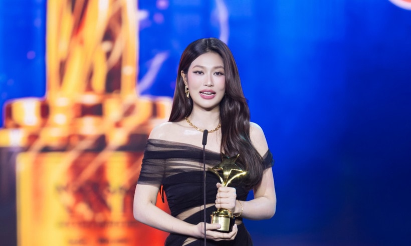 Hoa hậu Thiên Ân nhận giải thưởng Nữ diễn viên được yêu thích nhất tại lễ trao giải Ngôi Sao Xanh 2025. (Ảnh: CTV/Vietnam+)