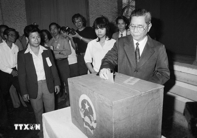 Tổng Bí thư Nguyễn Văn Linh bỏ phiếu bầu đại biểu Quốc hội khóa 8 và Hội đồng Nhân dân các cấp tại đơn vị bầu cử số 6, phường Quán Thánh, quận Ba Đình (Hà Nội), sáng 19/04/1987. (Ảnh: Xuân Lâm/TTXVN) ttxvn-dai-hoi-lan-thu-vi-cua-dang-3.jpg