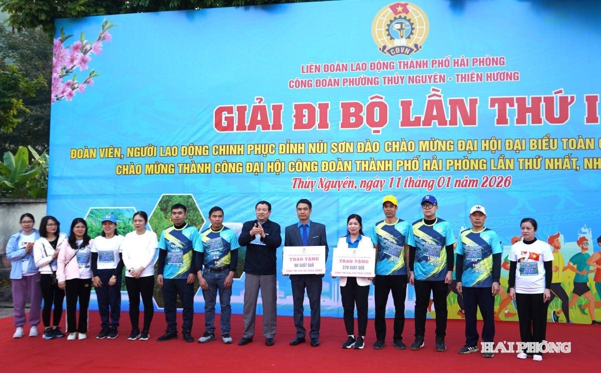 Lãnh đạo Liên đoàn Lao động thành phố trao quà Tết tặng đoàn viên, người lao động phường Thiên Hương và Thủy Nguyên.