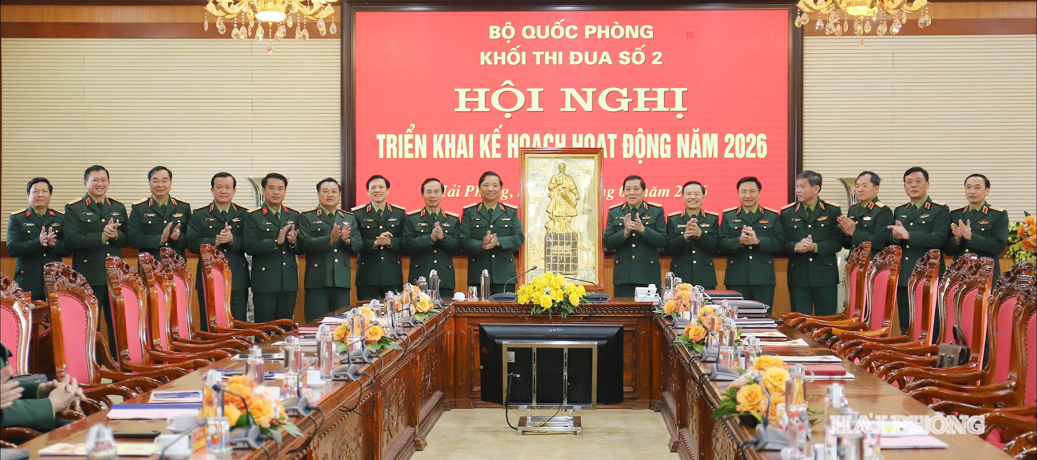 bo-tu-lenh-quan-khu-3-tang-qua-luu-niem-cac-don-vi-trong-khoi.-f510e96718f938aff6f47ee7b14a5b70(3).jpg