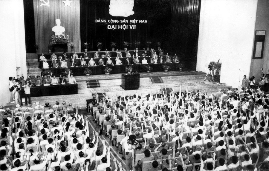 Đại hội đại biểu toàn quốc lần thứ VII của Đảng họp tại Thủ đô Hà Nội từ ngày 24-27/6/1991. Tham dự Đại hội có 1.176 đại biểu, đại diện cho hơn 2 triệu đảng viên trong cả nước. Đồng chí Đỗ Mười được bầu làm Tổng Bí thư của Đảng. (Ảnh: Kim Hùng/TTXVN) ttxvn-dai-hoi-lan-thu-vii-cua-dang-3.jpg
