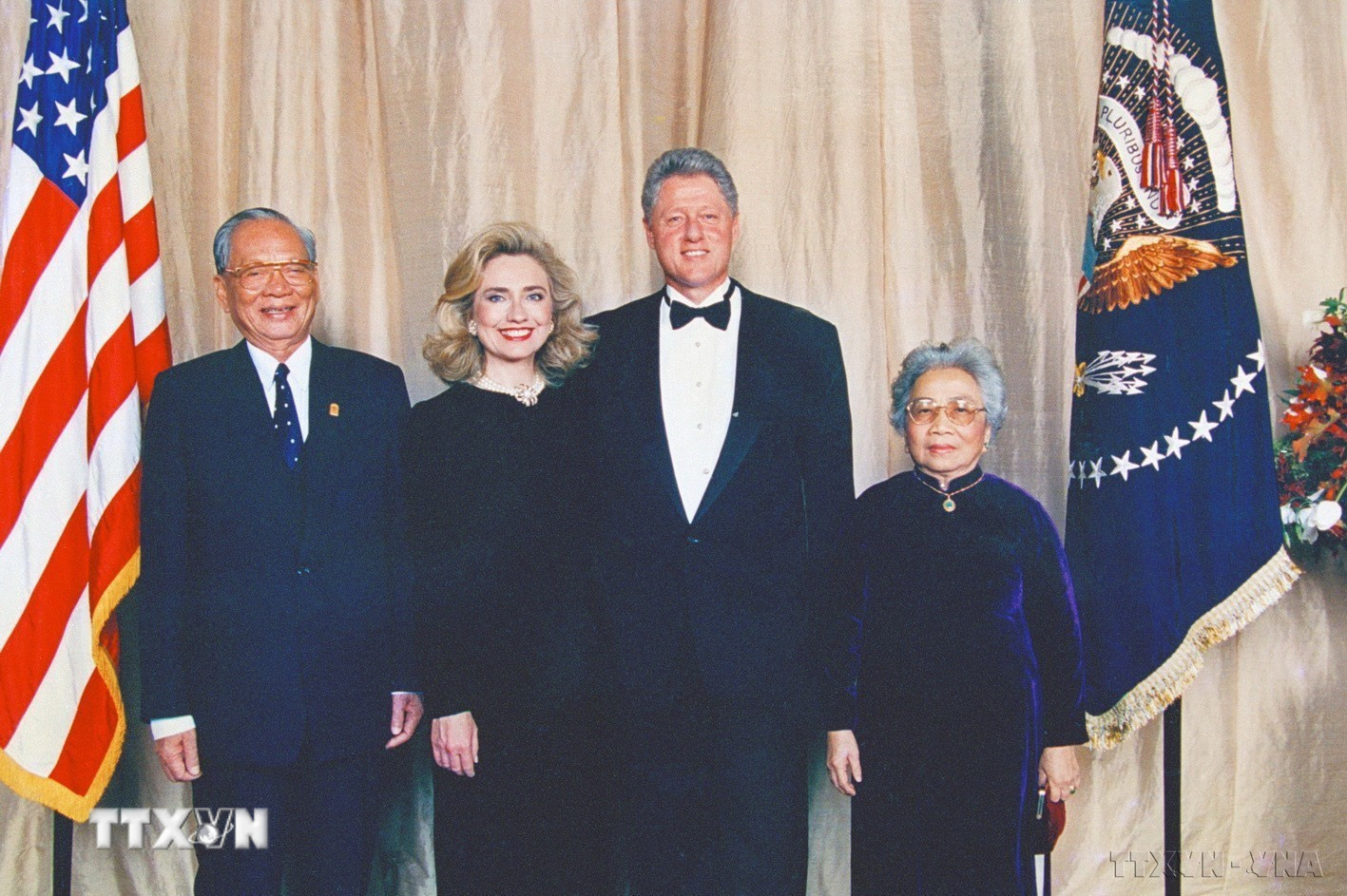 Chủ tịch nước Lê Đức Anh gặp Tổng thống Mỹ Bill Clinton, tháng 10/1995 trong chuyến sang New York dự Lễ kỷ niệm 50 năm thành lập Liên hợp quốc, trở thành chuyến thăm đầu tiên của nguyên thủ quốc gia Việt Nam đặt chân tới Mỹ. (Ảnh: TTXVN) ttxvn-dai-hoi-lan-thu-vii-cua-dang-6.jpg