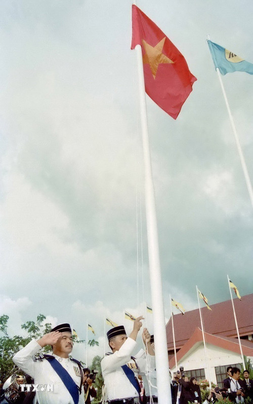 Nghi thức thượng cờ tại Lễ kết nạp Việt Nam là thành viên chính thức thứ bảy của ASEAN, chiều 28/7/1995, tại Thủ đô Bandar Seri Begawan (Brunei). (Ảnh: Trần Sơn/TTXVN) ttxvn-dai-hoi-lan-thu-vii-cua-dang-5.jpg