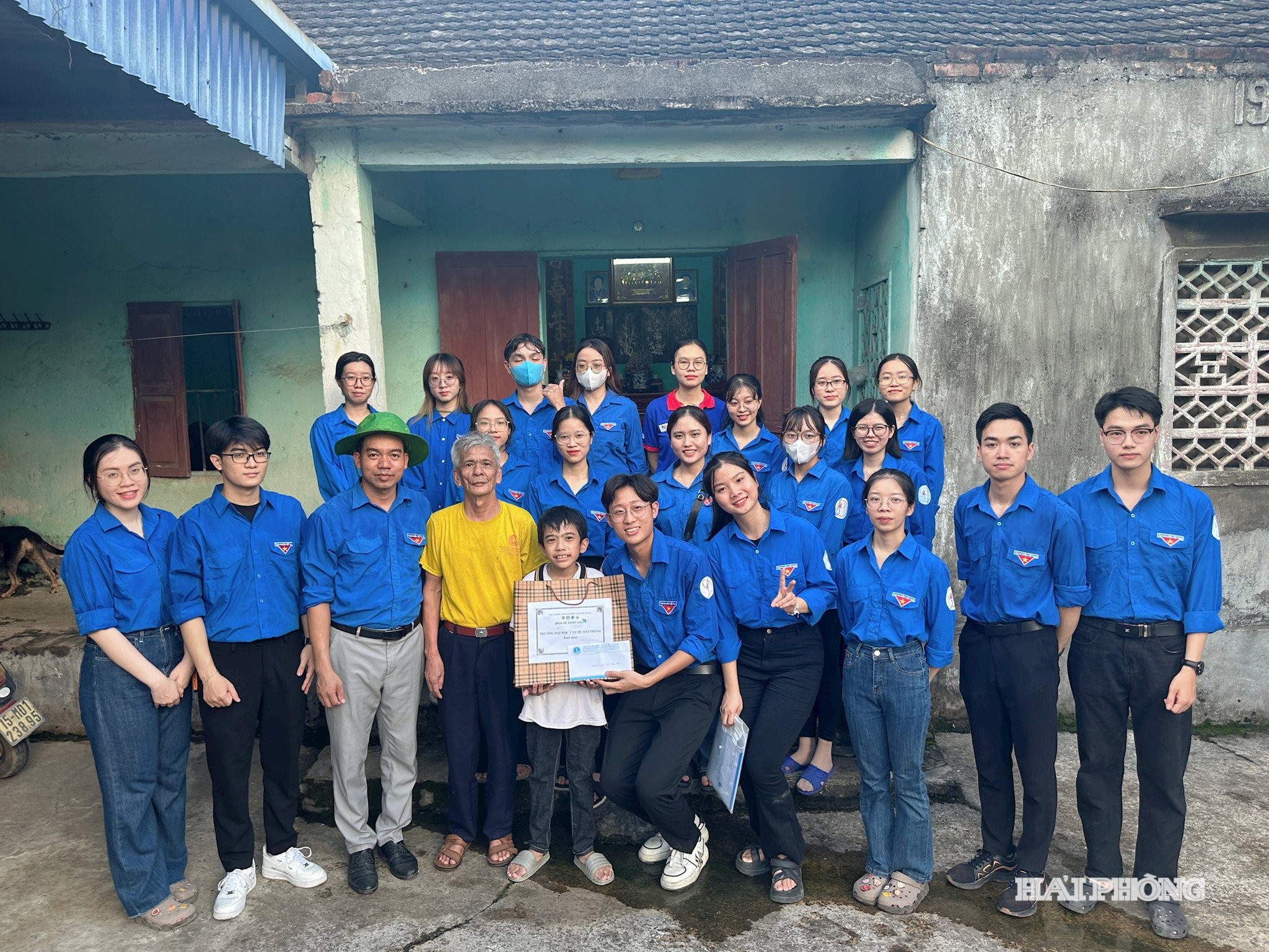 Lê Xuân Tiến (bên phải người nhận quà) hăm các gia đình khó khăn