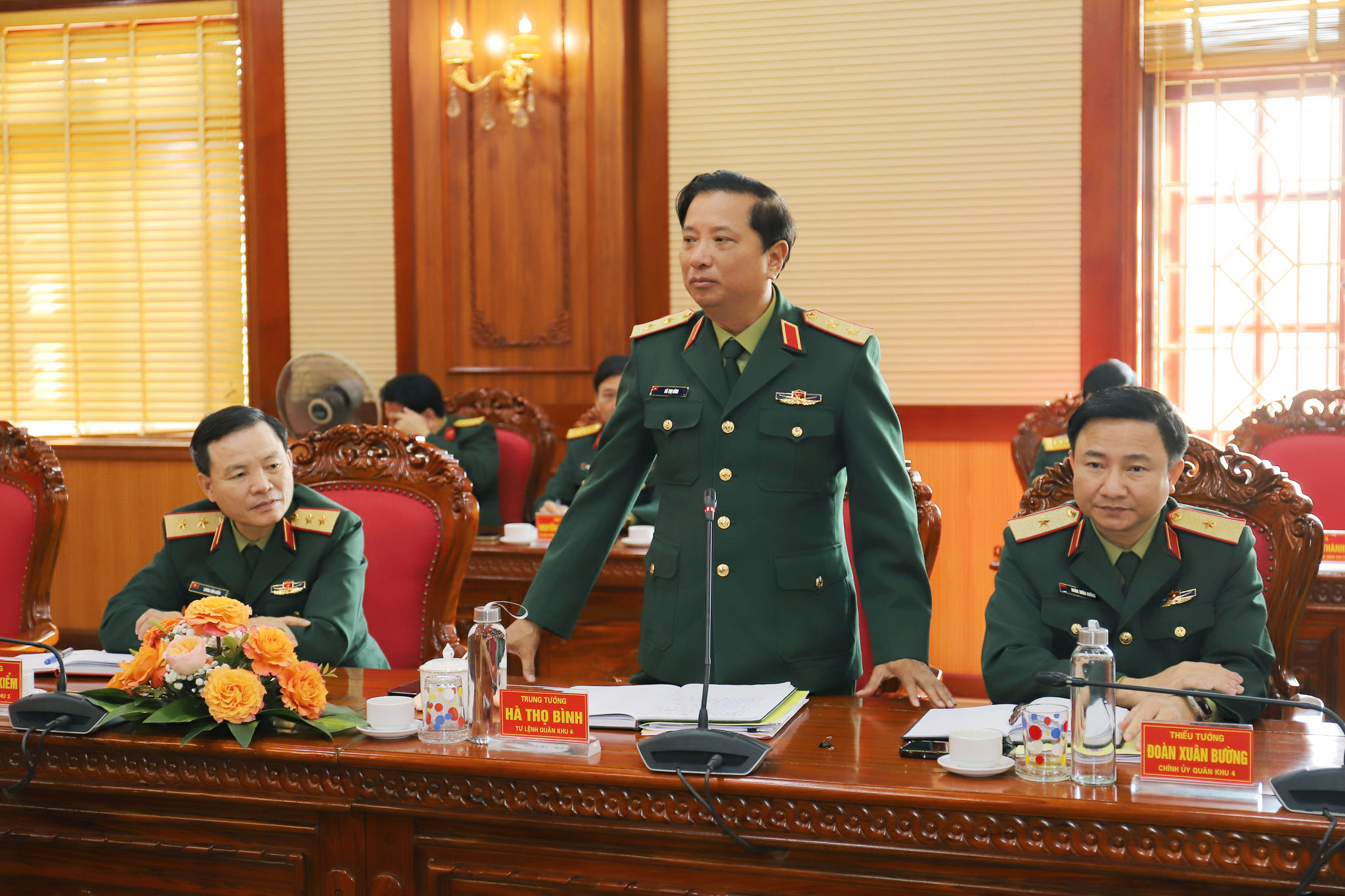 Trung tướng Hà Thọ Bình, Tư lệnh Quân khu 4, phát biểu tại hội nghị.