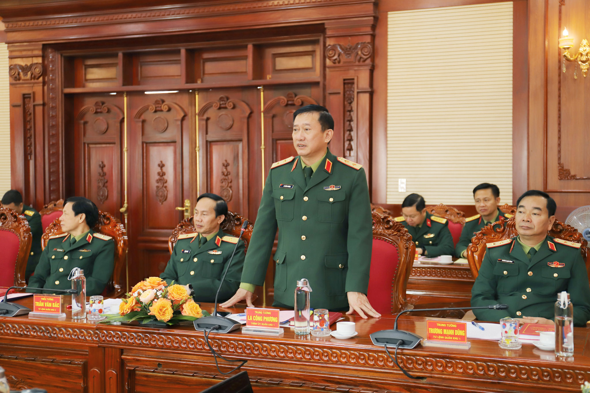Trung tướng La Công Phương, Chính ủy Quân khu 1, phát biểu tại hội nghị.