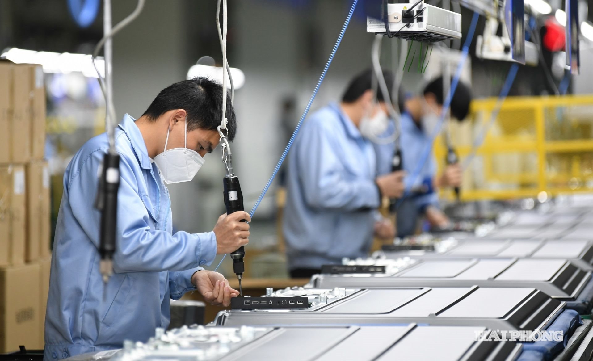 Ảnh nhỏ báo in: Doanh nhân trẻ định hướng phát triển gắn với tự động hóa, năng lượng tái tạo và các giải pháp tiết kiệm năng lượng cho sản xuất công nghiệp và dân dụng.