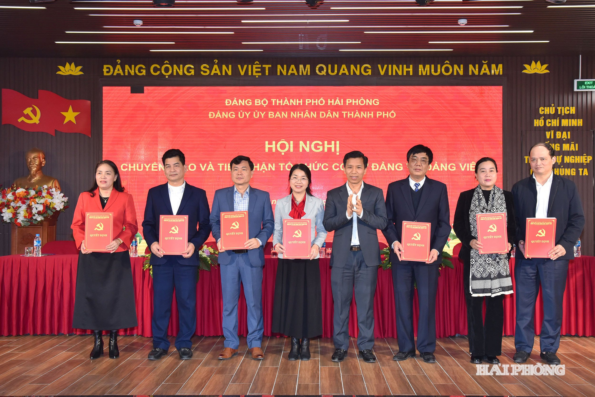 Lãnh đạo Ban Tổ chức Thành uỷ trao quyết định chuyển giao tổ chức đảng trong các doanh nghiệp nhà nước trực thuộc Đảng uỷ UBND thành phố về trực thuộc cấp uỷ cấp xã, phường.