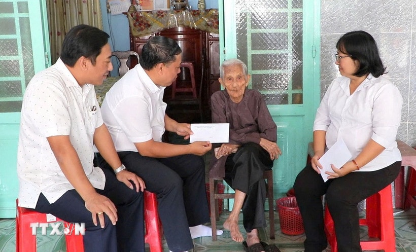 Lãnh đạo Đảng ủy, HĐND, UBND, Ủy ban MTTQ Việt Nam phường Phú Lợi trao quà tặng của Đảng, Nhà nước nhân dịp chào mừng Đại hội đại biểu toàn quốc lần thứ XIV của Đảng và Tết Nguyên đán Bính Ngọ năm 2026, cho người được thụ hưởng tại nhà. (Ảnh: Huyền Trang/TTXVN)