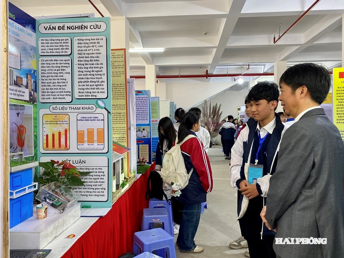 Lãnh đạo Sở Giáo dục và Đào tạo tham quan khu vực trưng bày dự án của học sinh tham gia Cuộc thi Khoa học kỹ thuật dành cho học sinh trung học vừa diễn ra trong tháng 12/2025.