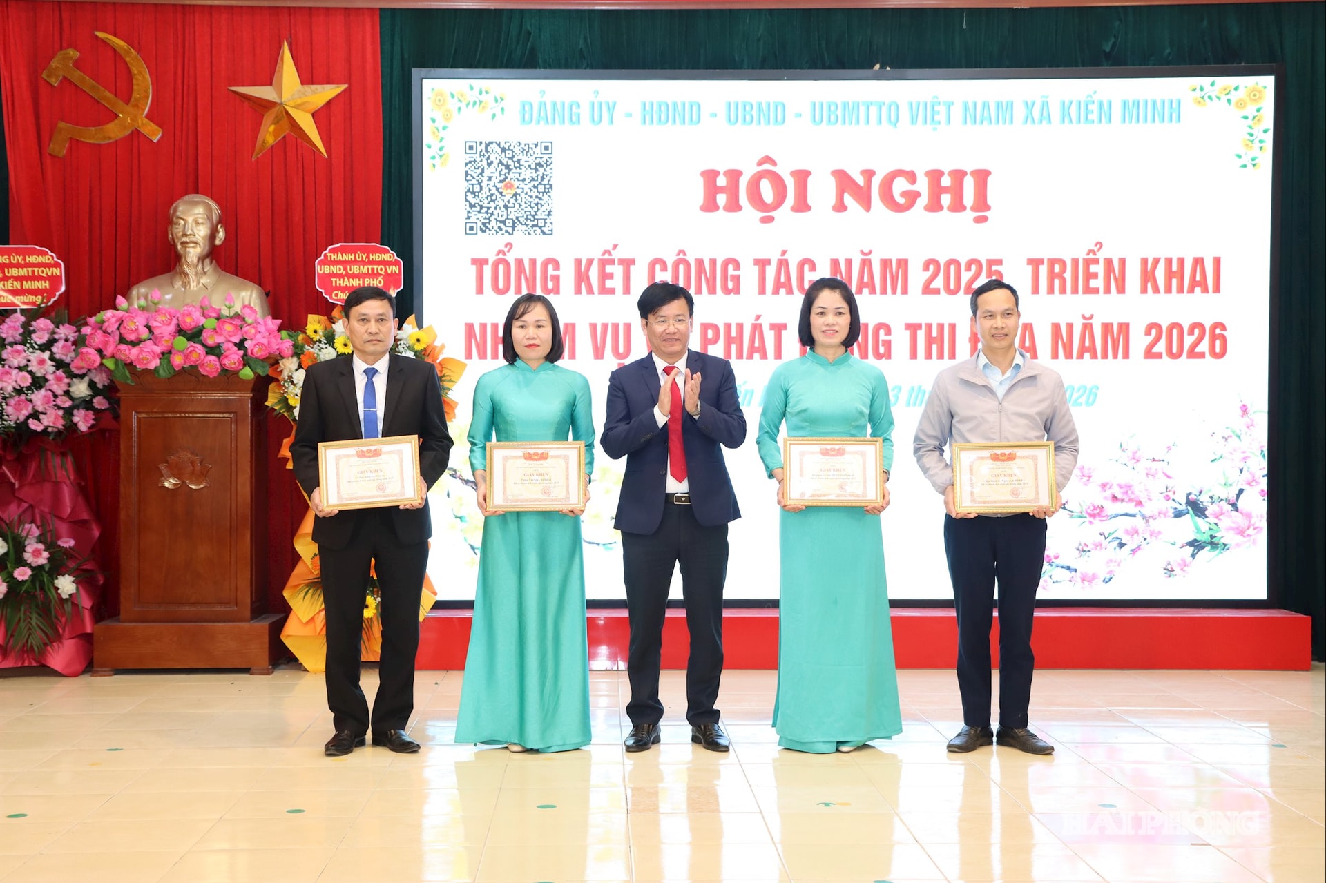 Lãnh đạo UBND xã trao giấy khen tặng các tập thể có thành tích xuất sắc