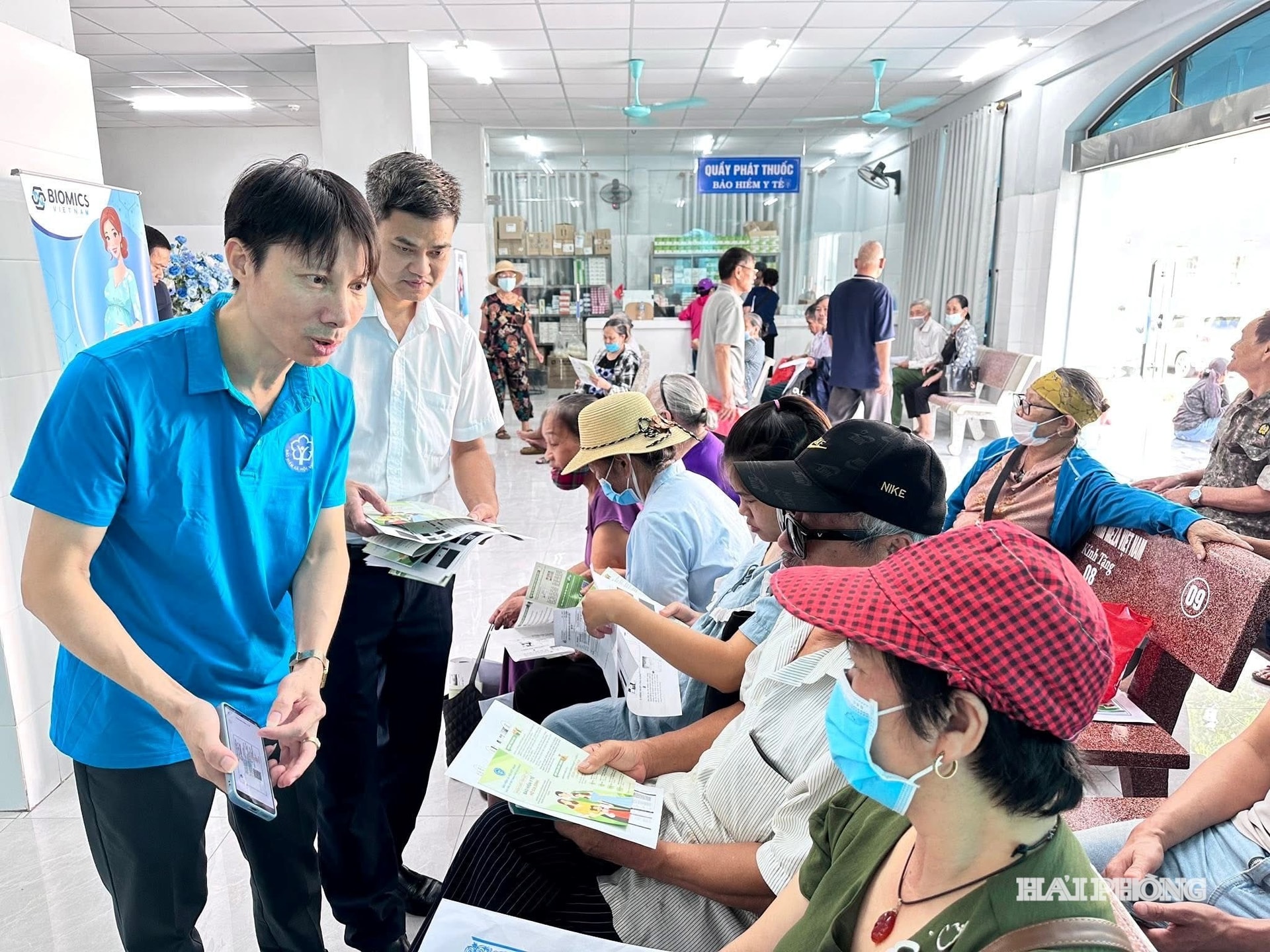 Cán bộ, nhân viên cơ quan Bảo hiểm xã hội tuyên truyền, hướng dẫn người dân các hình thức sử dụng thẻ bảo hiểm y tế điện tử khi đi khám, chữa bệnh