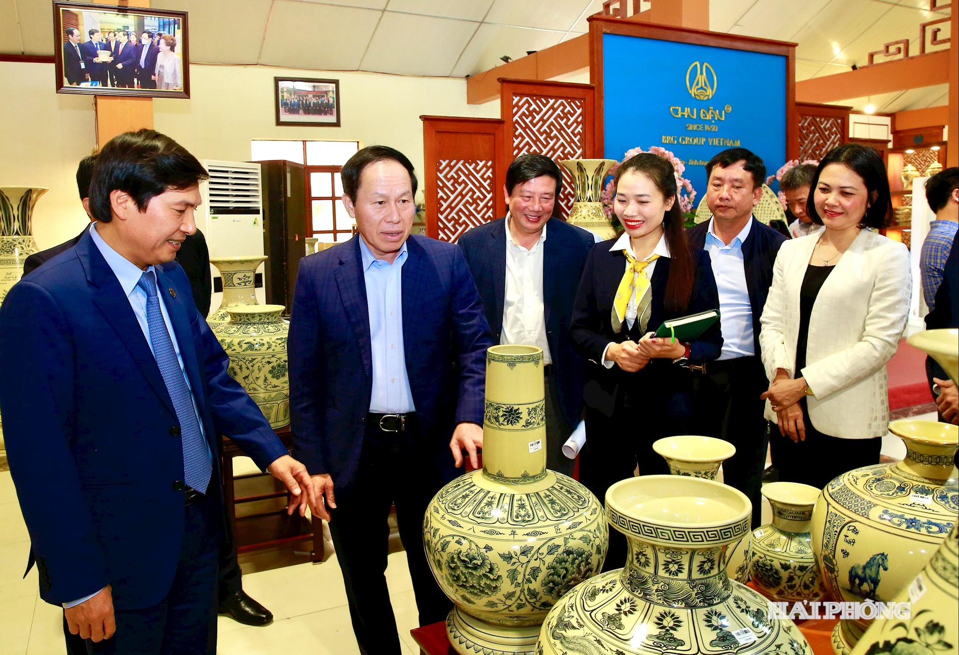 Đồng chí Lê Tiến Châu, Uỷ viên Trung ương Đảng, Bí thư Thành uỷ, Trưởng đoàn đại biểu Quốc hội Hải Phòng cùng các đồng chí lãnh đạo thành phố thăm khu trưng bày sản phẩm Công ty cổ phần gốm Chu Đậu.