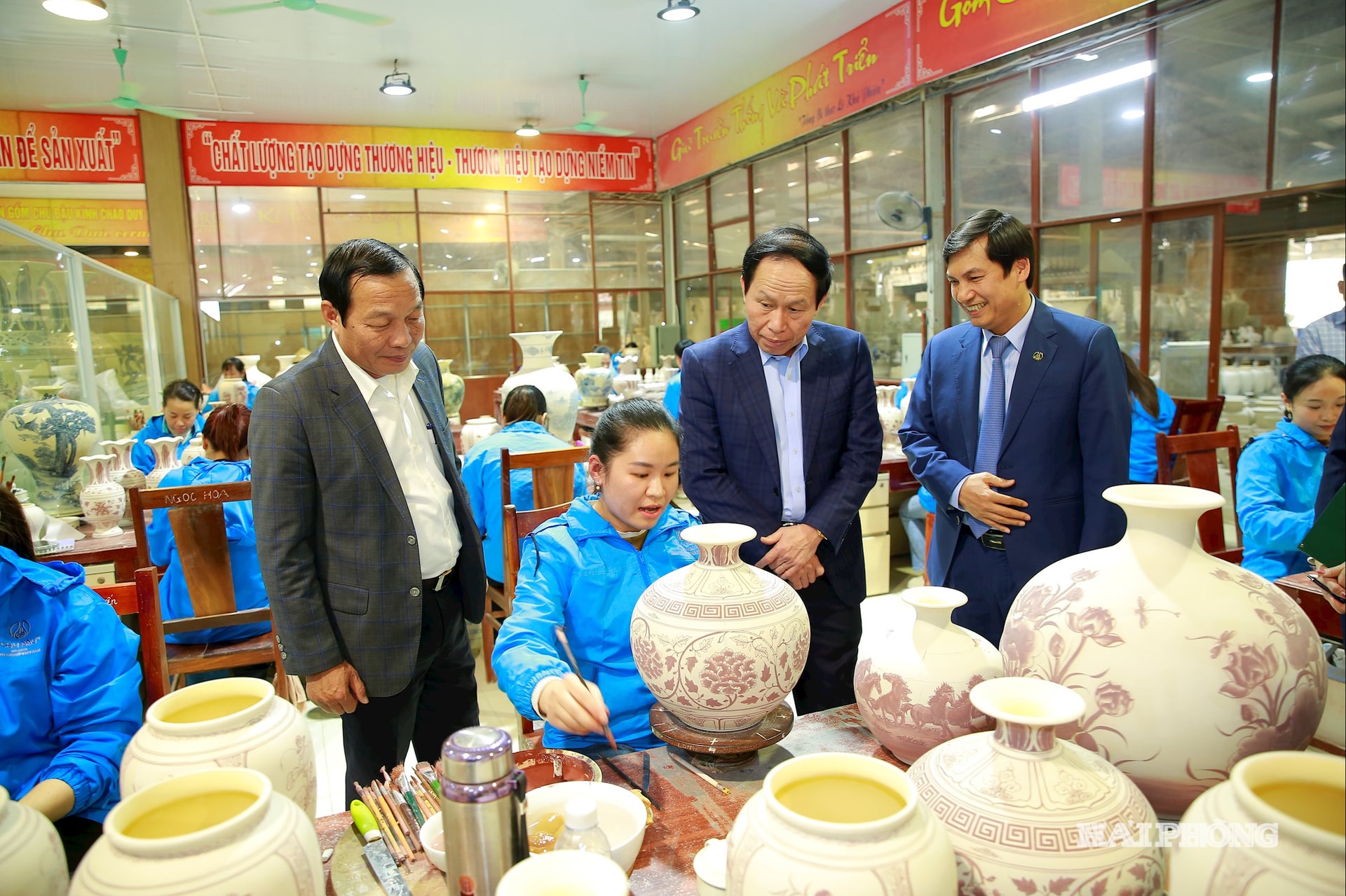 Đồng chí Lê Tiến Châu, Uỷ viên Trung ương Đảng, Bí thư Thành uỷ, Trưởng đoàn đại biểu Quốc hội Hải Phòng cùng các đồng chí lãnh đạo thành phố thăm xưởng sản xuất Công ty cổ phần gốm Chu Đậu.