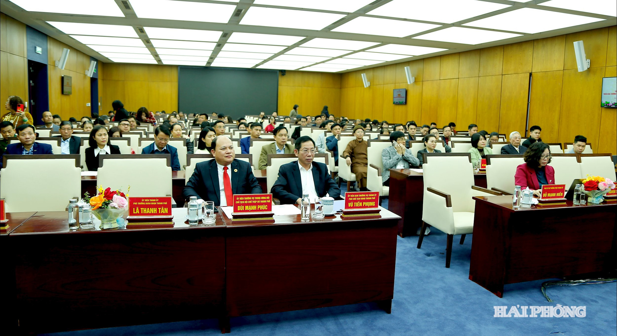 Đồng chí Vũ Tiến Phụng, Phó chủ tịch UBND thành phố cùng các đại biểu dự hội nghị.