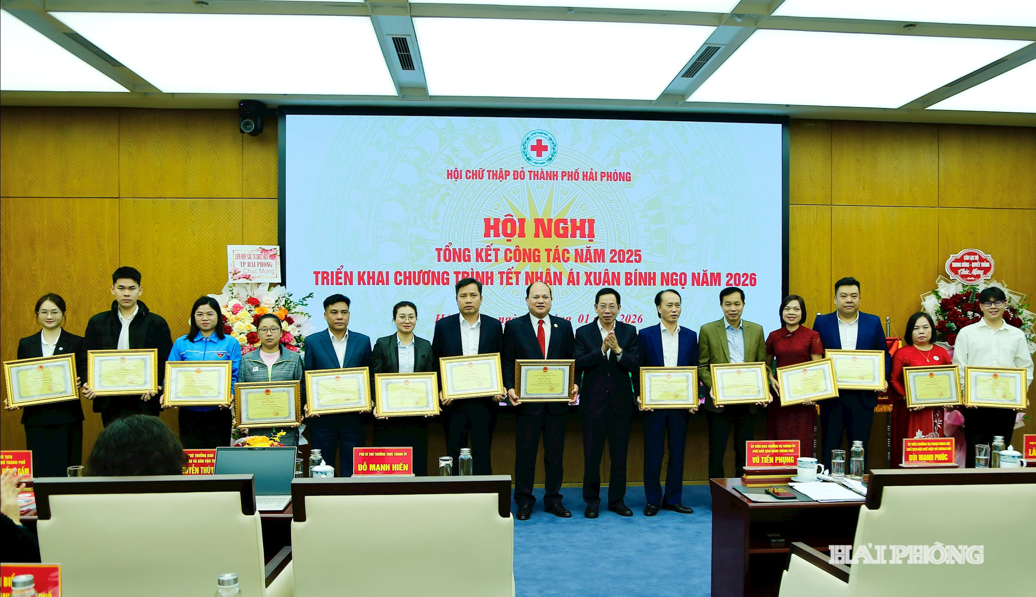 Đồng chí Vũ Tiến Phụng, Phó chủ tịch UBND thành phố trao bằng khen tặng các cá nhân có thành tích xuất sắc.