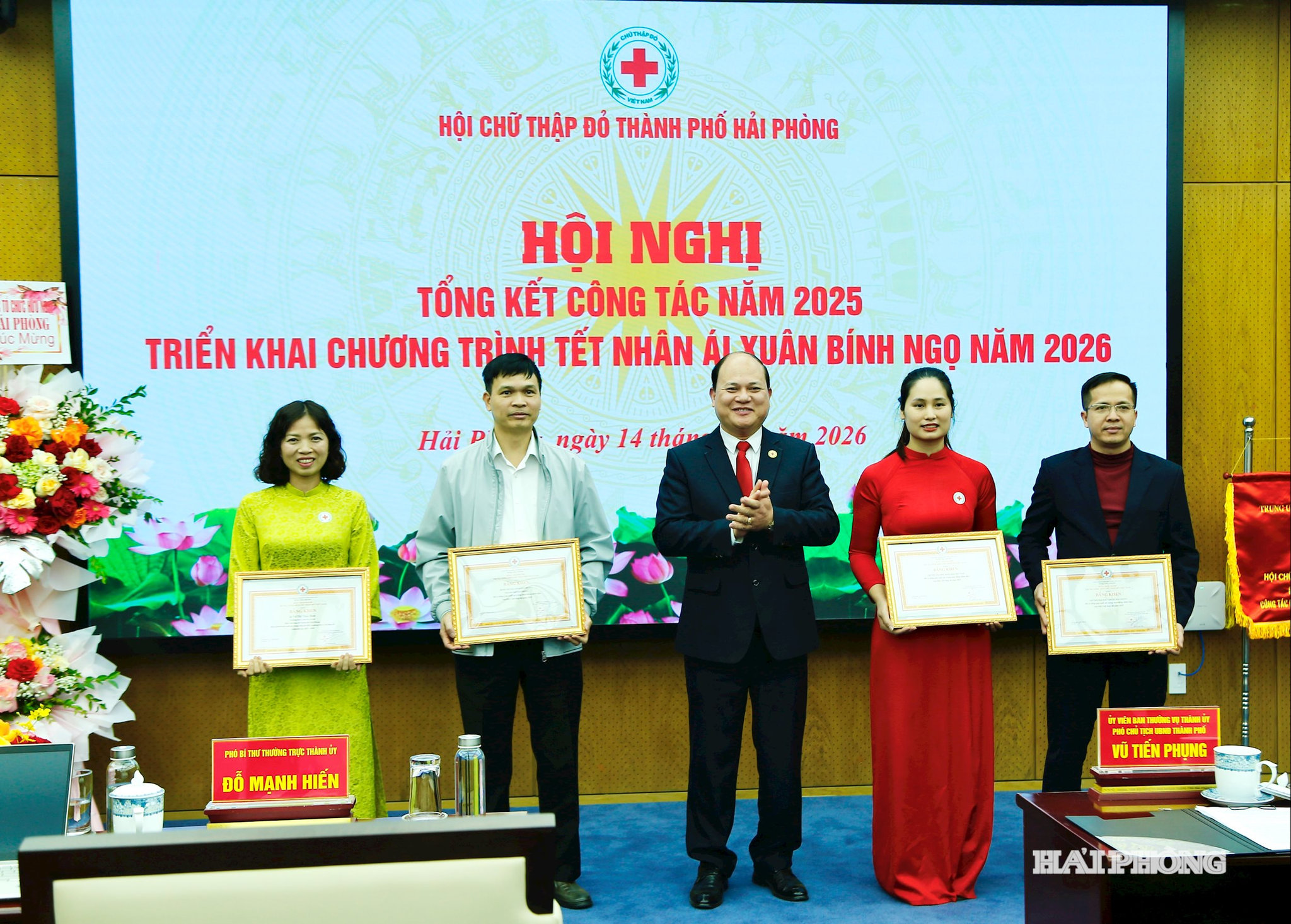 Lãnh đạo Hội chữ thập đỏ thành phố trao bằng khen tặng các tập thể có thành tích xuất sắc.