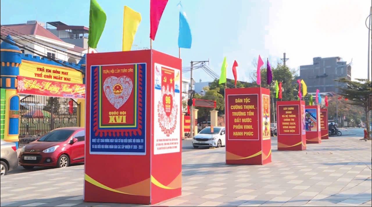 Các tuyến đường rực rỡ sắc cờ hoa chào mừng Đại hội lần thứ 14 của Đảng. Ảnh ĐỖ HIỀN 1