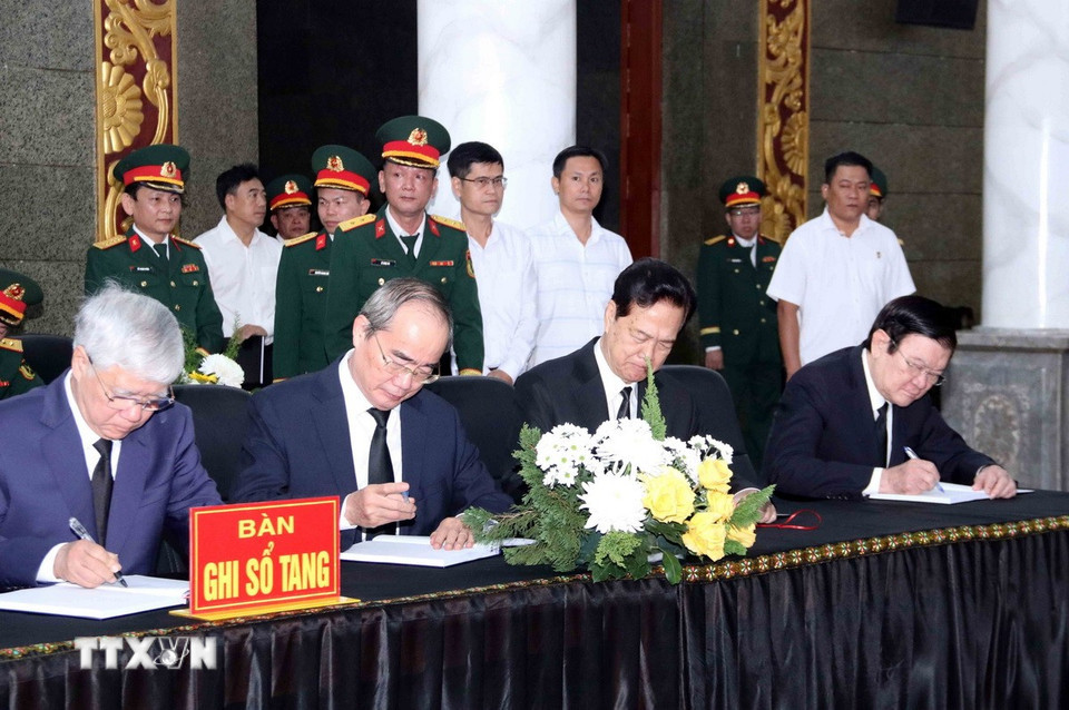 Các đồng chí lãnh đạo, nguyên lãnh đạo ghi sổ tang. (Ảnh: Xuân Khu/TTXVN)
