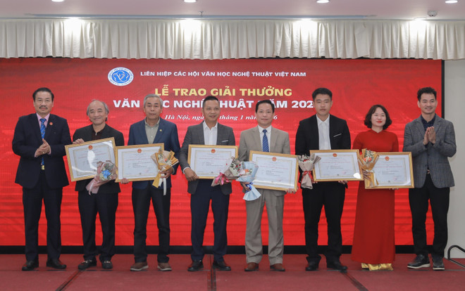 Tiến sỹ Đoàn Thanh Nô, Phó Chủ tịch thường trực Liên hiệp các Hội Văn học nghệ thuật Việt Nam và Nghệ sỹ Nhân dân Xuân Bắc, Cục trưởng Cục Nghệ thuật biểu diễn trao giải A cho các tác giả. (Ảnh: Phan Phương/TTXVN) vna-potal-lien-hiep-cac-hoi-van-hoc-nghe-thuat-viet-nam-trien-khai-nhiem-vu-nam-2026-va-trao-giai-thuong-van-hoc-nghe-thuat-nam-2025-8528956.jpg