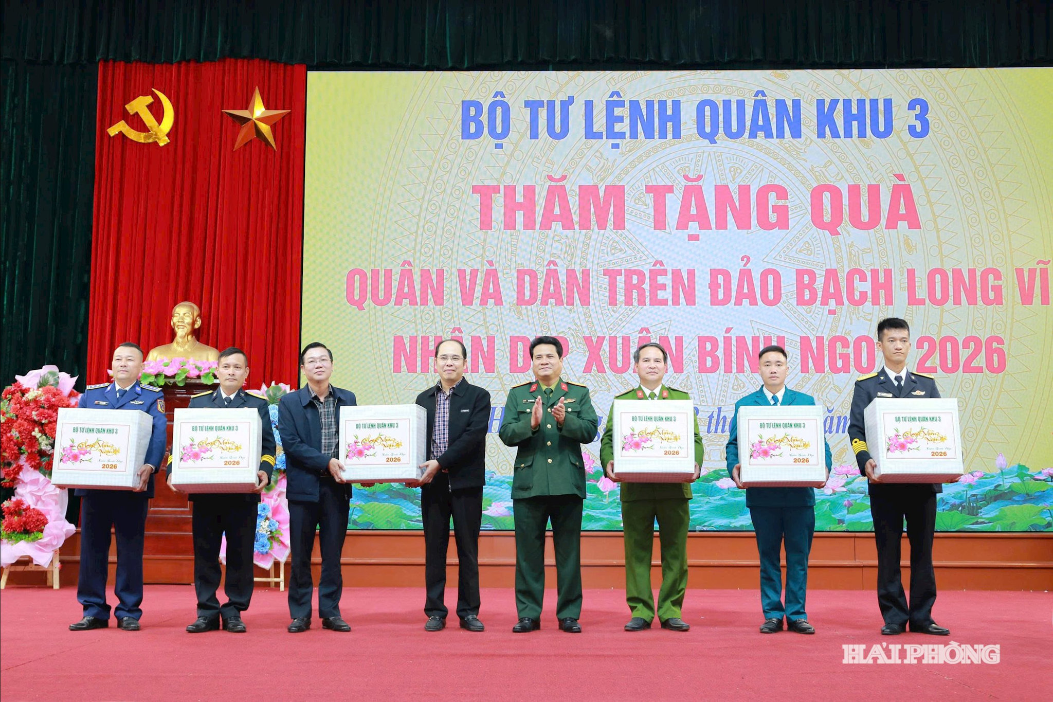 Thừa ủy quyền của Thủ trưởng Bộ Tư lệnh Quân khu, Đại tá Vũ Văn Hoài, Phó Chủ nhiệm Chính trị Quân khu 3 trao tặng quà cấp ủy, chính quyền, các đơn vị LLVT trên đảo Bạch Long Vĩ.