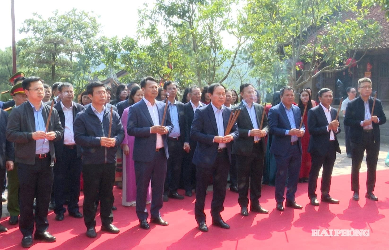 Các đồng chí lãnh đạo thành phố bày tỏ tri ân, thành kính tưởng nhớ danh nhân Chu Văn An - Người thầy tiêu biểu của Việt Nam. Ảnh: TRUNG 