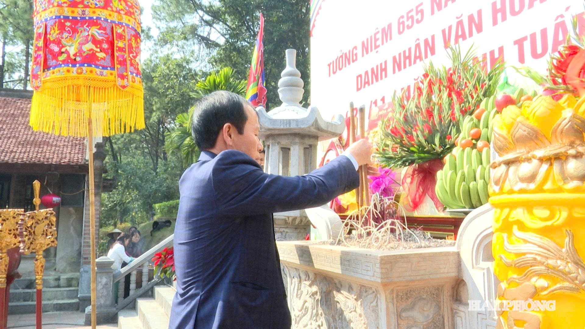 Đồng chí Lê Tiến Châu, Uỷ viên Trung ương Đảng, Bí thư Thành uỷ, Trưởng Đoàn đại biểu Quốc hội thành phố Hải Phòng dâng hương tại Đền thờ thầy giáo Chu Văn An. Ảnh: TRUNG KIÊN