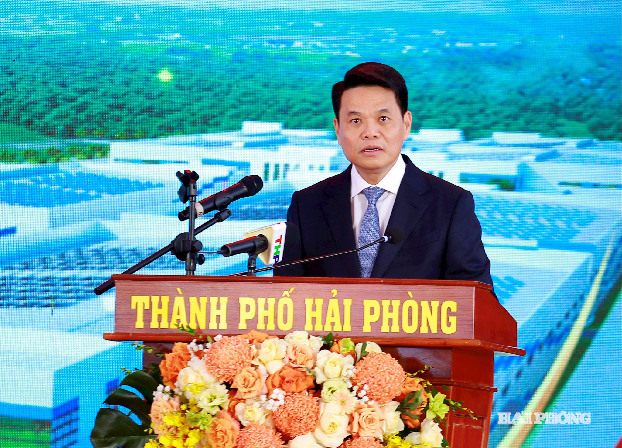 Đồng chí Lê Ngọc Châu, Phó bí thư Thành uỷ, Chủ tịch UBND thành phố phát biểu tại lễ khởi công.