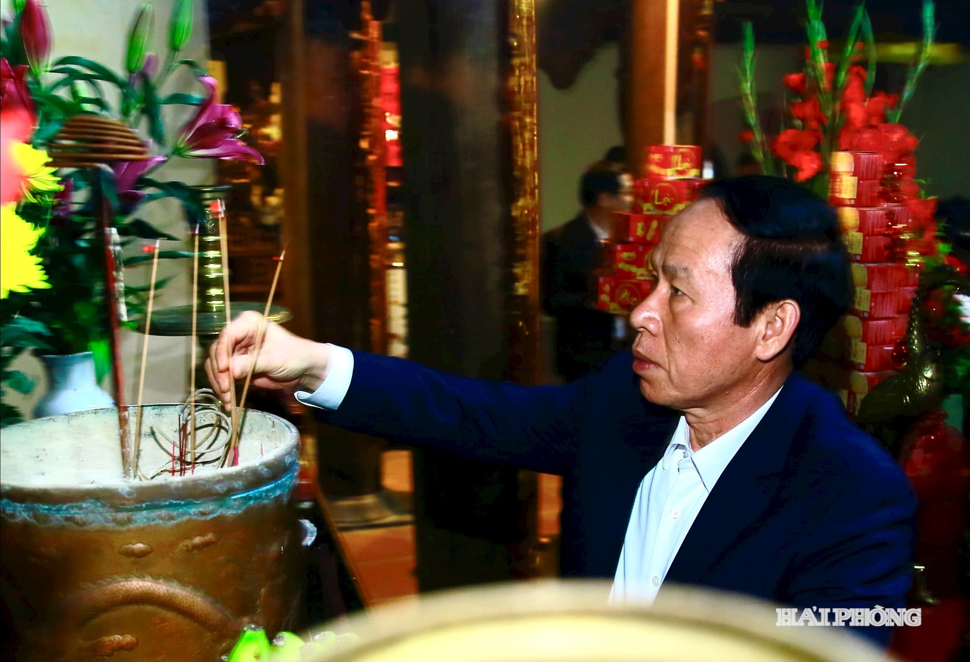 Đồng chí Lê Tiến Châu, Uỷ viên Trung ương Đảng, Bí thư Thành uỷ, Trưởng đoàn đại biểu Quốc hội Hải Phòng cùng các đồng chí lãnh đạo thành phố dâng hương Nhân kỷ niệm 440 năm ngày mất của Danh nhân văn hoá Nguyễn Bỉnh Khiêm tại Khu di tích Quốc gia đặc biệt Đền thờ Trạng trình Nguyễn Bỉnh Khiêm.