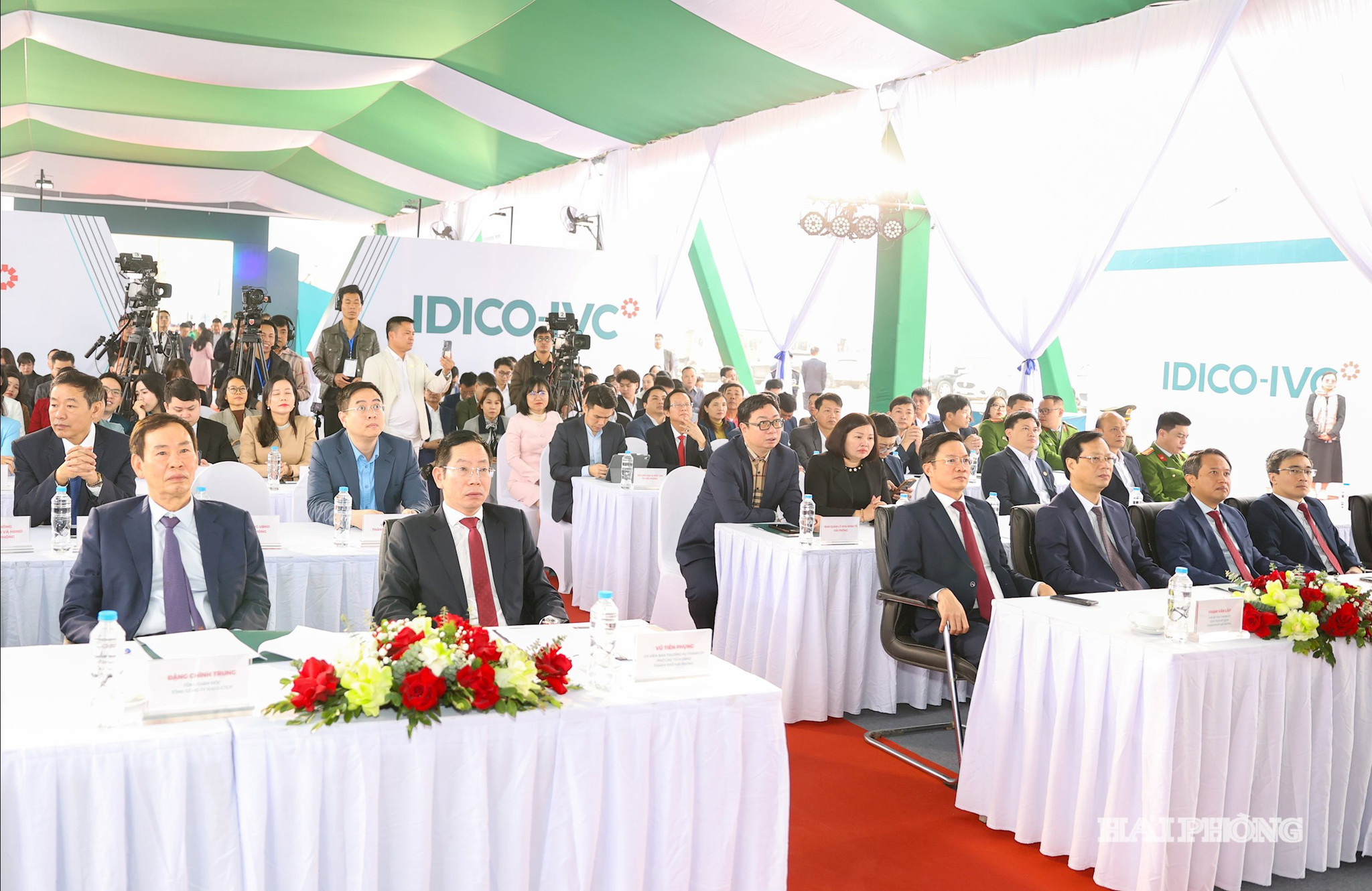 Các đồng chí lãnh đạo, đại biểu dự lễ khởi công