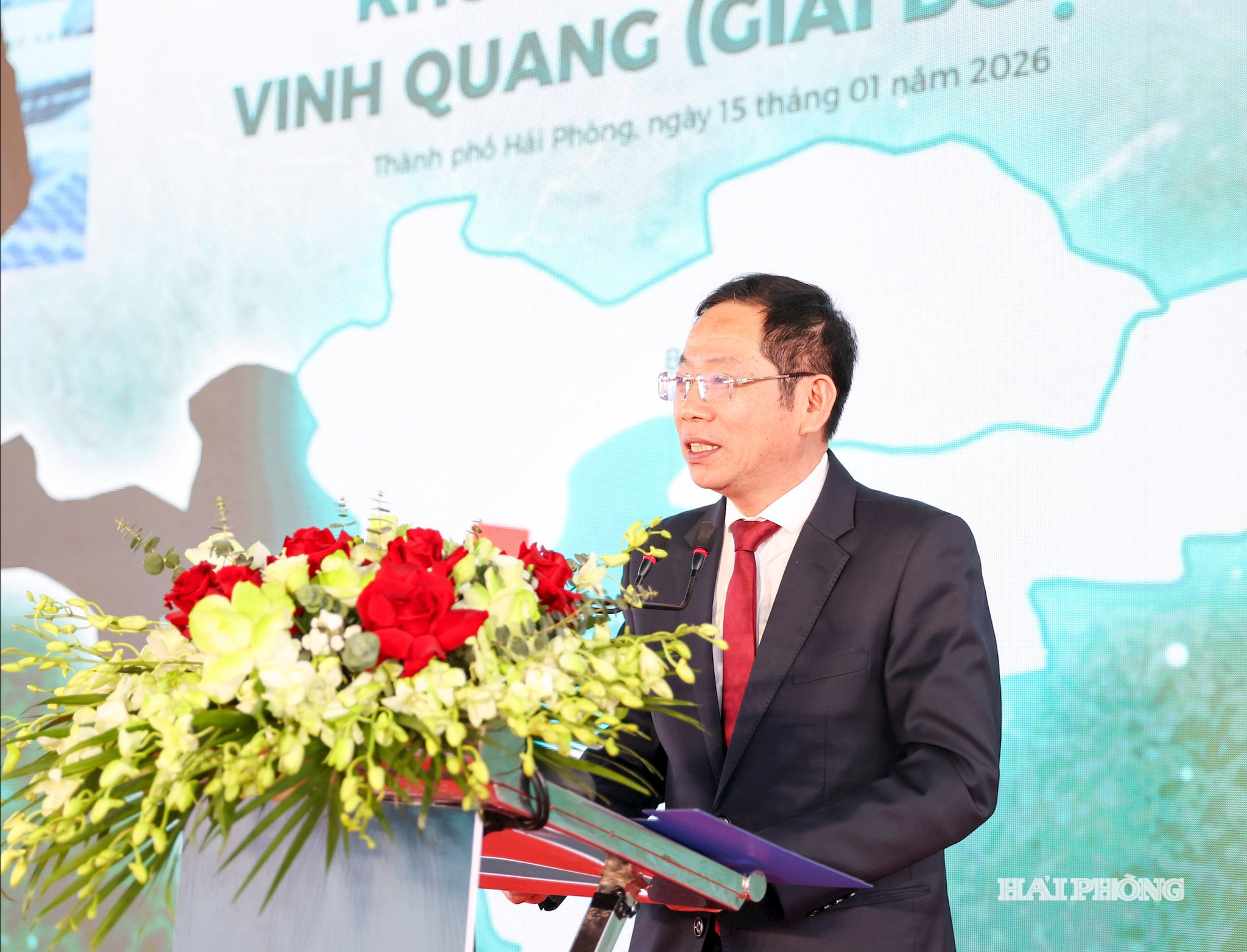 Đồng chí Vũ Tiến Phụng, Ủy viên Ban thường vụ Thành ủy, Phó chủ tịch UBND thành phố phát biểu tại lễ khởi công