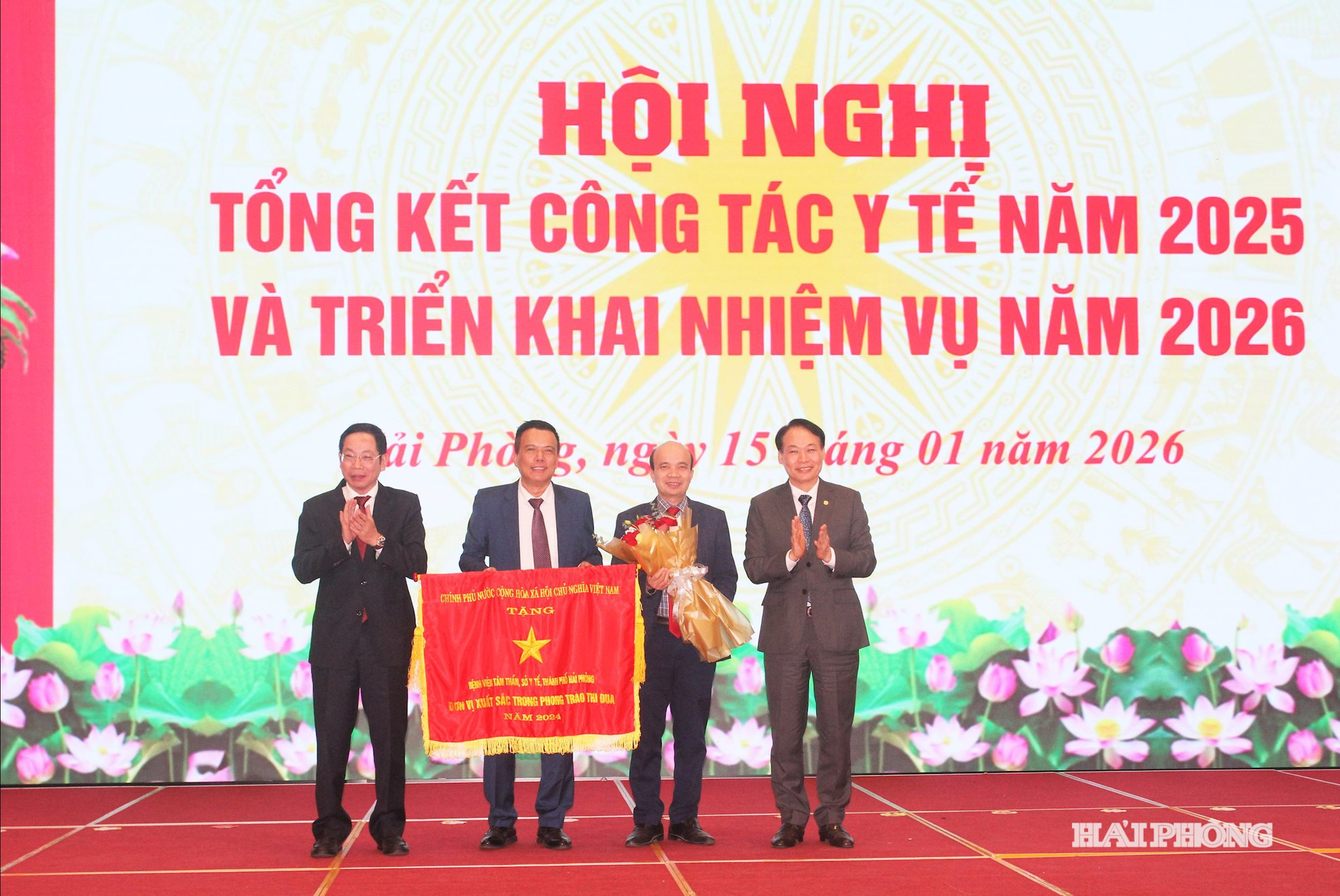 Phó chủ tịch UBND thành phố Vũ Tiến Phụng trao Cờ thi đua của Chính phủ tặng Bệnh