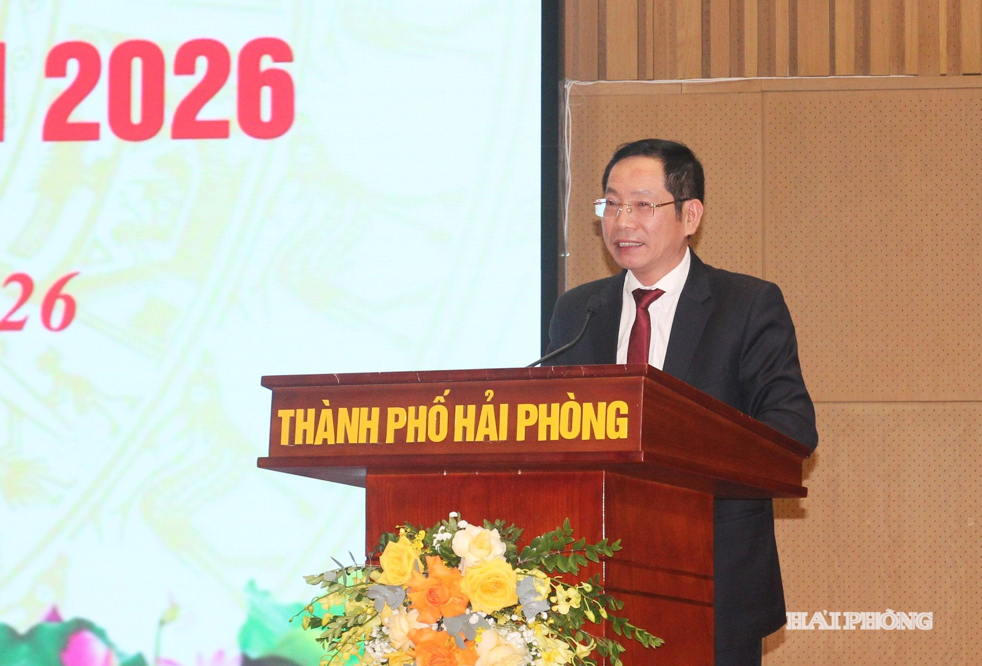 Đồng chí Vũ Tiến Phụng, Phó chủ tịch UBND thành phố phát biểu tại hội nghị