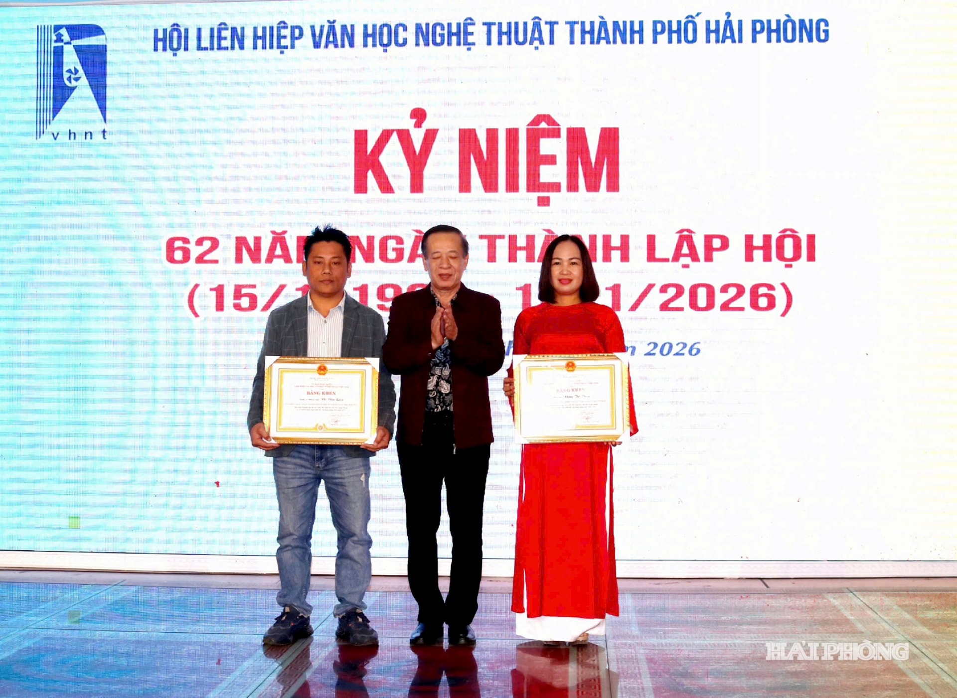 Trao Bằng khen của Liên hiệp các Hội VHNT Việt Nam tặng 2 cá nhân