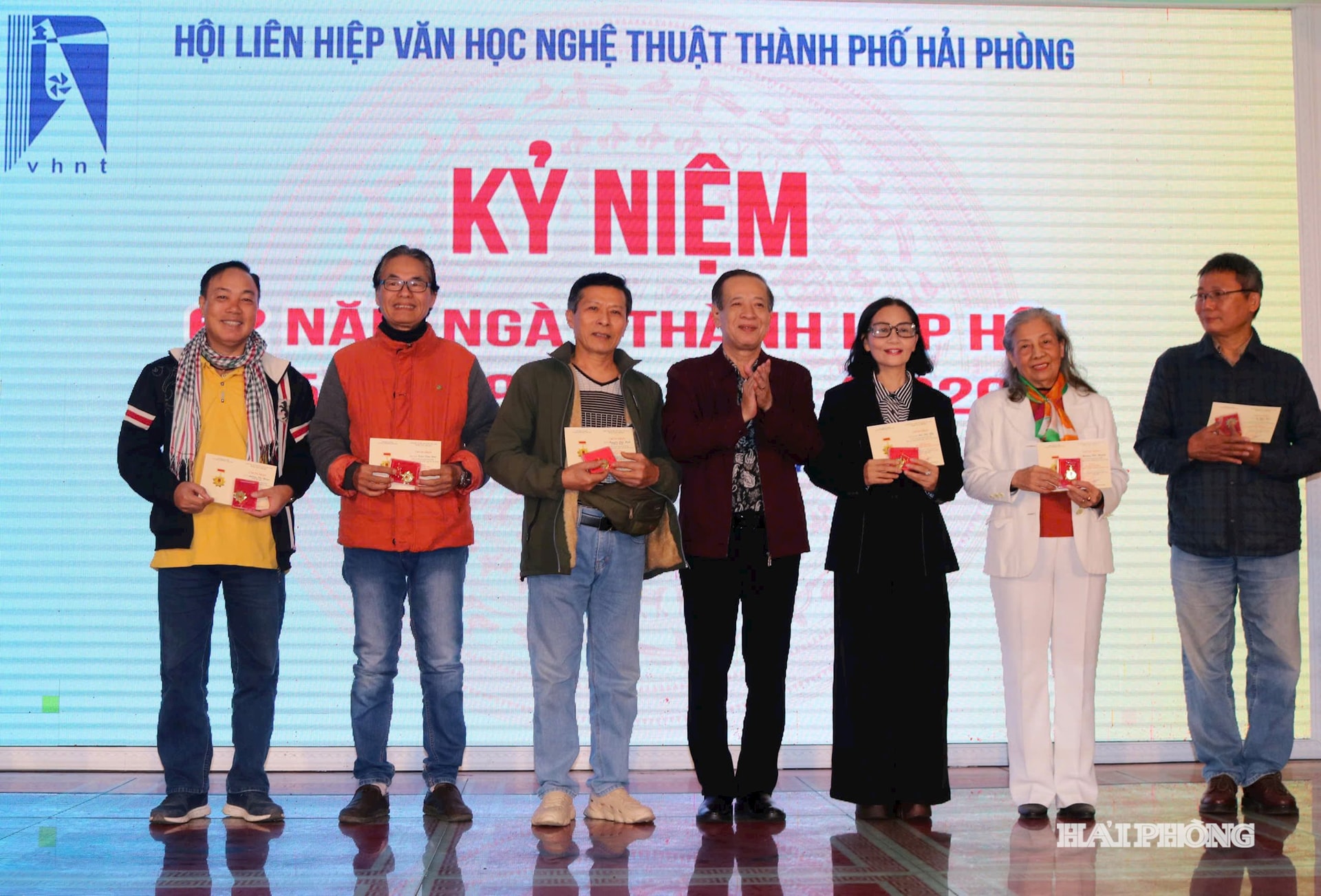 Trao Kỷ niệm chương